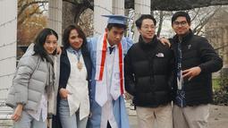 Selain kedua orangtuanya yang datang, momen wisuda artis 23 tahun itu juga dihadiri oleh kakak serta adik-adiknya. Mereka mengabadikan foto bersama sang mama, Erti Susanteo. Dalam keterangan foto yang dibagikan oleh sang ibunda, wisuda tersebut dijalani Karel pada Minggu (11/12/2022). (Liputan6.com/IG/@karelsusanteo)
