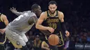 Pebasket LA Lakers, Tyler Ennis, berusaha melewati pebasket Minnesota Timberwolves, Gorgui Dieng, pada laga NBA di di Staples Center, Sabtu (7/4/2018). Timberwolves menang 113-96 atas LA Lakers. (AP/Reed Saxon)