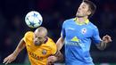 Pemain BATE Borisov, Dmitri Mozolevski (kanan), berebut bola dengan pemain Barcelona, Javier Mascherano, di laga Grup E Liga Champions di Borisov Arena, Belarus, Rabu (21/10/2015) dini hari WIB. (EPA/Tatyana Zenkovich)