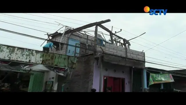 Hanya dalam 10 menit, 570 rumah warga, sekolah dan fasilitas umum di Kota Sidoarjo, Jawa Timur rusak diterjang angin puting beliung.