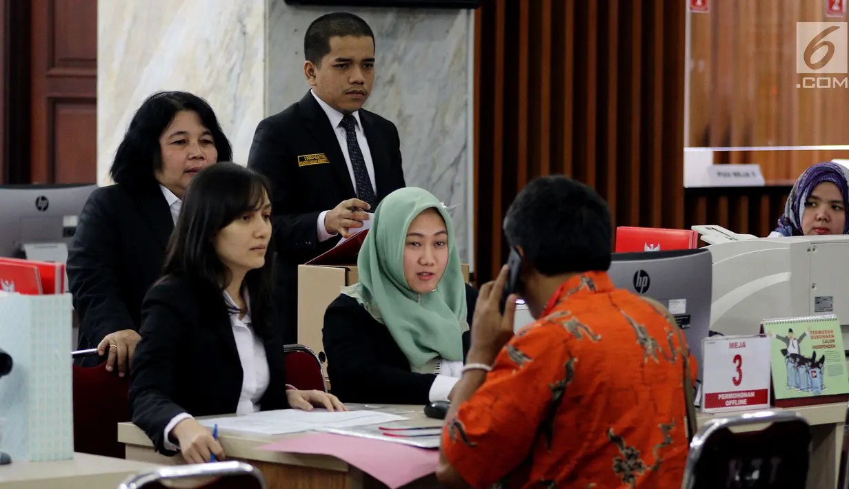 Petugas Mahkamah Konstitusi (kiri) melayani penggugat yang mendaftar di tempat sarana prasarana dukungan penanganan perkara perselisihan hasil Pilgub Serentak 2018 di Gedung Mahkamah Konstitusi, Jakarta, Kamis (5/7). (Liputan6.com/Johan Tallo)