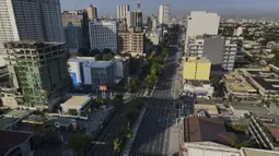 Quezon Boulevard yang hampir kosong terlihat saat pemerintah menerapkan lockdown ketat untuk mencegah penyebaran COVID-19 pada Jumat Agung di Quezon, Filipina, Jumat (2/4/2021). Lockdown berlaku mulai 29 Maret 2021 hingga 4 Maret 2021. (AP Photo/Aaron Favila)