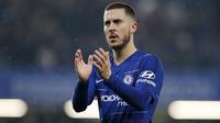 Penyerang Chelsea, Eden Hazard, memberikan aplaus kepada suporter usai laga melawan West Ham United pada laga Premier League 2019 di Stadion Stamford Bridge, Selasa (9/4). Chelsea menang 2-0 atas West Ham United. (AP/Alastair Grant)