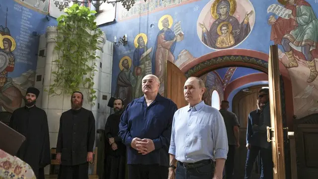 Presiden Vladimir Putin dan Presiden Belarus Alexander Lukashenko di Biara Valaam, Pulau Valaam, Danau Ladoga, Republik Karelia, Rusia, Jumat (1/8/2025).