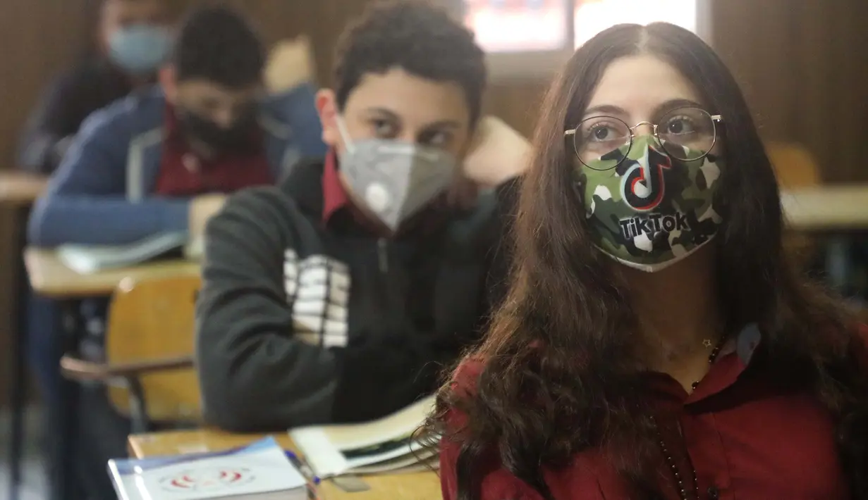 Para siswa mengikuti kelas di sebuah sekolah di Beirut, Lebanon, pada 2 Desember 2020. Siswa kembali ke sekolah seiring langkah Lebanon yang mulai mencabut karantina wilayah (lockdown) secara bertahap mulai Senin (30/11). (Xinhua/Bilal Jawich)