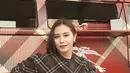 Prilly Latuconsina kenakan setelan check cashmere sweater Rp28jutaan dan rok Rp26jutaan dari Burberry. Setelan ini tampil dalam dua look yang berbeda [@prillylatunconsina96]