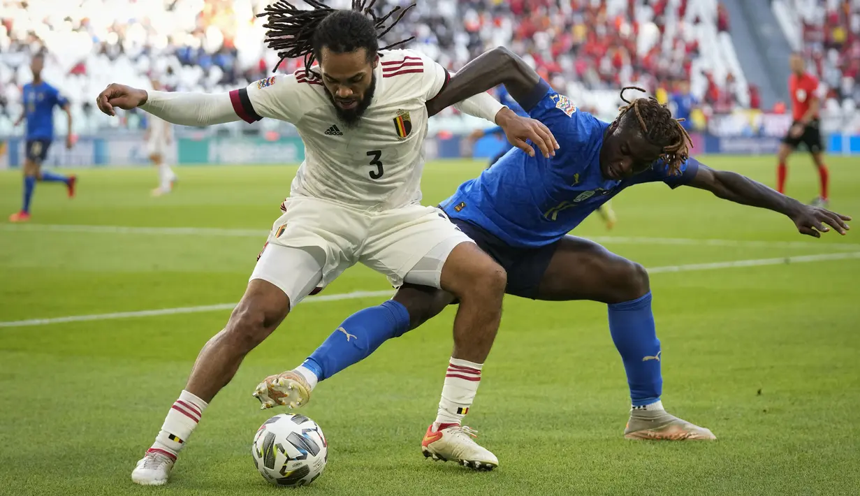 Italia berupaya mendominasi pertandingan sejak dimulainya babak pertama. Namun, pertahanan sang lawan mampu menyulitkan lini serang Italia. Hingga 15 menit pertama, tak ada serangan yang benar-benar berbahaya. (AP/Antonio Calanni)