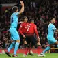 Gelandang Manchester United, Paul Pogba berusaha menendang bola ke gawang Newcastle United saat bertanding pada lanjutan Liga Inggris di stadion Old Trafford (6/10). MU menang tipis atas Newcastle 3-2. (AP Photo/Jon Super)