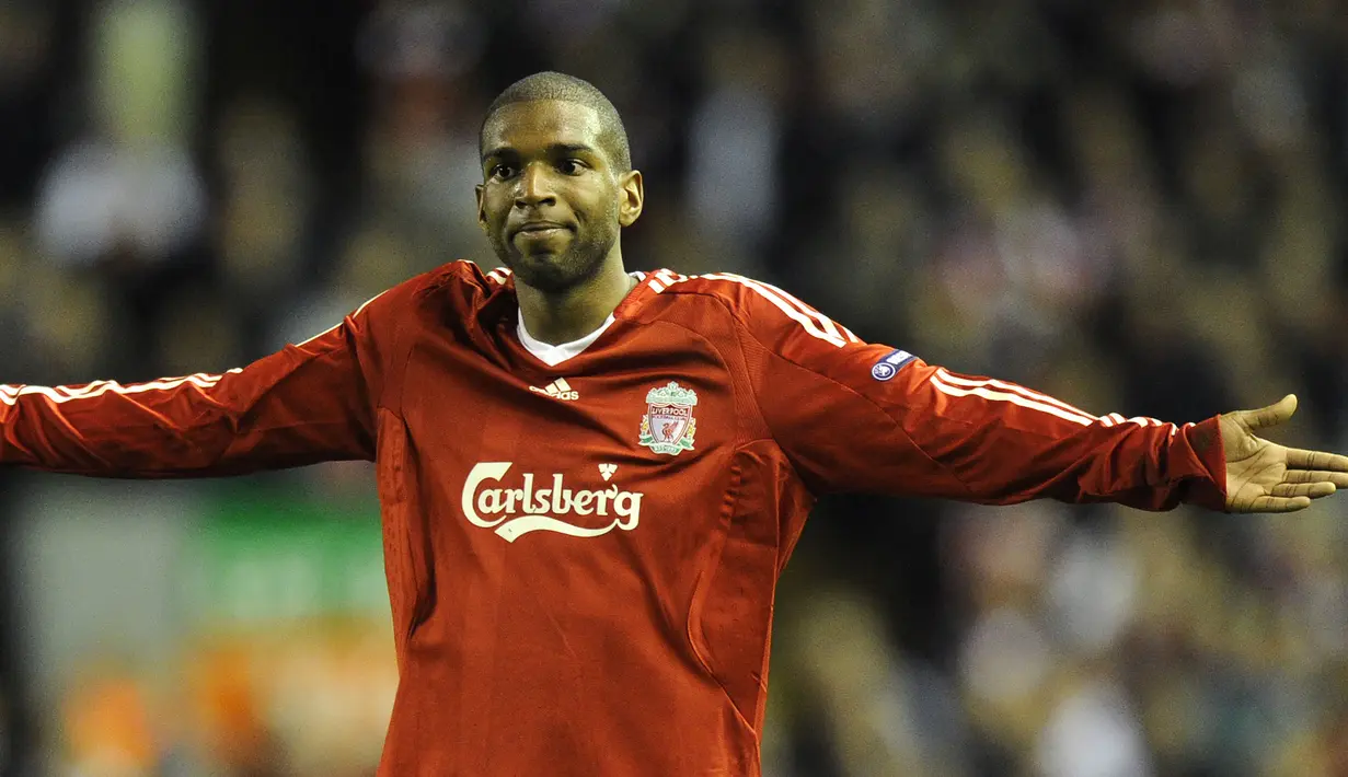 Ryan Babel didatangkan Liverpool pada awal musim 2007/2008 setelah tampil impresif bersama Ajax Amsterdam. Media-media Belanda pun menjulukinya sebagai The Next Thierry Henry. Namun julukan tersebut nyatanya tak menjadi kenyataan. Selain terbebani nama besar, potensinya juga seakan disia-siakan oleh pelatih Liverpool saat itu, Rafael Benitez yang kurang memberinya kesempatan tampil bersama skuad utama. Hanya tampil dalam 9 laga di Liga Inggris pada paruh pertama musim 2010/2011, ia akhirnya dilepas permanen ke Hoffenheim pada bursa transfer musim dingin 2010/2011. (AFP/Javier Soriano)