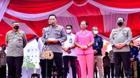 Kapolri Jenderal Listyo Sigit Prabowo saat meresmikan bakti sosial religi dan bantuan sosial di Lapangan Bhayangkara Mabes Polri, Jakarta Selatan, Senin (20/6/2022). (Ist)