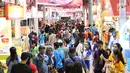 Pengunjung memadati area penyelenggaraan Jakarta Fair 2018 di JIExpo Kemayoran, Jakarta, Rabu (23/5). Jakarta Fair 2018 adalah ajang arena pameran dan hiburan terbesar se-Asia Tenggara. (Liputan6.com/Immanuel Antonius)