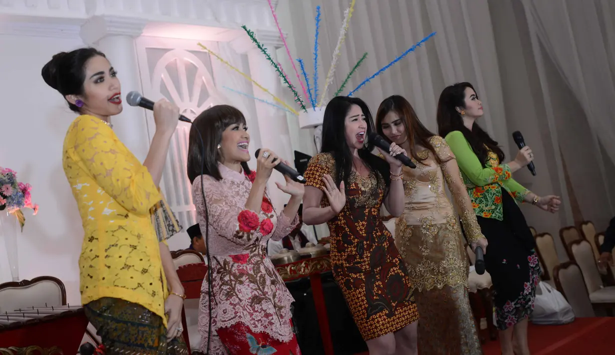 Pemandangan yang jarang terjadi beberapa tahun belakangan ini. Seperti diketahui, beberapa tahun silam, Julia Perez dan Dewi Perssik berantem hingga cakar-cakaran saat proses pembuatan film. (Nurwahyunan/Bintang.com)