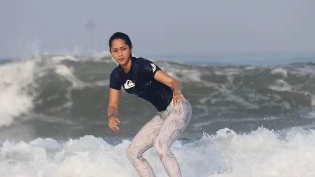 Surfing Bareng, Ini 6 Potret Seru Prisia Nasution dan Suami Liburan