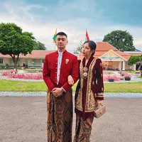 Chef Arnold memboyong keluarganya ke Solo. Bukan sekedar liburan biasa melainkan untuk menghadiri royal dinner Cap Go meh di Pura Mangkunegaraan. [@tiffanysoetanto]