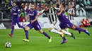 Pemain Juventus, Gonzalo Higuain (tengah) berusaha melewati kepungan pemain Fiorentina pada lanjutan Serie A di Allianz Stadium, Turin, (20/9/2017). Juventus menang 1-0. (AFP/ Alberto Pizzoli)