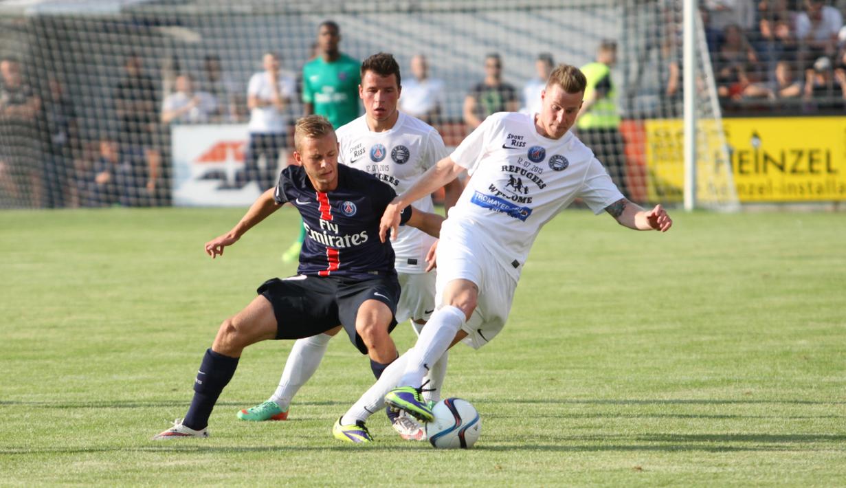 Bek PSG Lucas Digne (kiri) mencoba menahan pergerakan gelandang Wiener SK. (Bola.com/Reza Khomaini)