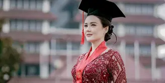 Kebaya moderen dengan detail v neck dan full payet pada seluruh badan ala Sarah Gibson ini sangat cantik apabila menjadi kebaya saat wisuda, lho.