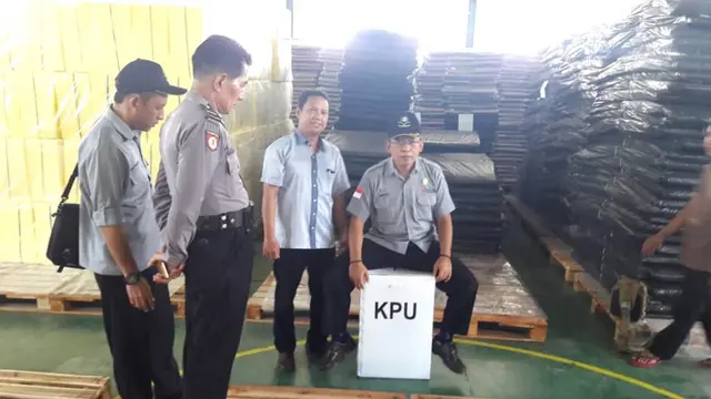 Ilustrasi – Bawaslu dan KPU Purbalingga menguji kekuatan kotak suara kertas. (Foto: Liputan6.com/Dinkominfo PBG/Muhamad Ridlo)