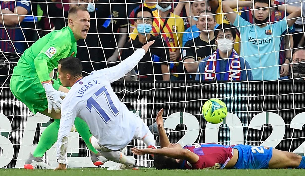 Empat menit memasuki injury time, Real Madrid menggandakan keunggulan menjadi 2-0. Lucas Vazquez berhasil memanfaatkan bola muntah hasil tepisan Marc-Andre ter Stegen untuk menghalau tembakan Marco Asensio. (AFP/Josep Lago)