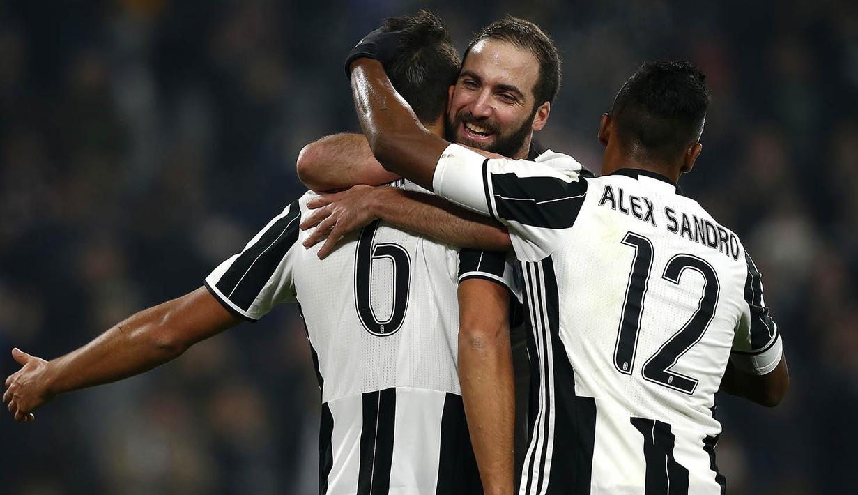 Gelandang Juventus, Sami Khedira, merayakan gol yang dicetaknya ke gawang Pescara. Kemenangan ini membuat Juventus kian kokoh di puncak klasemen Serie A. (AFP/Marco Bertorello)