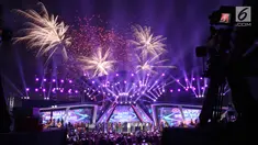 Kembang api menghiasi Konser Gempita 2018 dalam malam pergantian tahun menuju 2018 di Pantai Karnaval Ancol, Jakarta, Senin (1/1). SCTV menyajikan konser spesial akhir tahun bertajuk konser Gempita 2018. (Liputan6.com/Herman Zakharia)