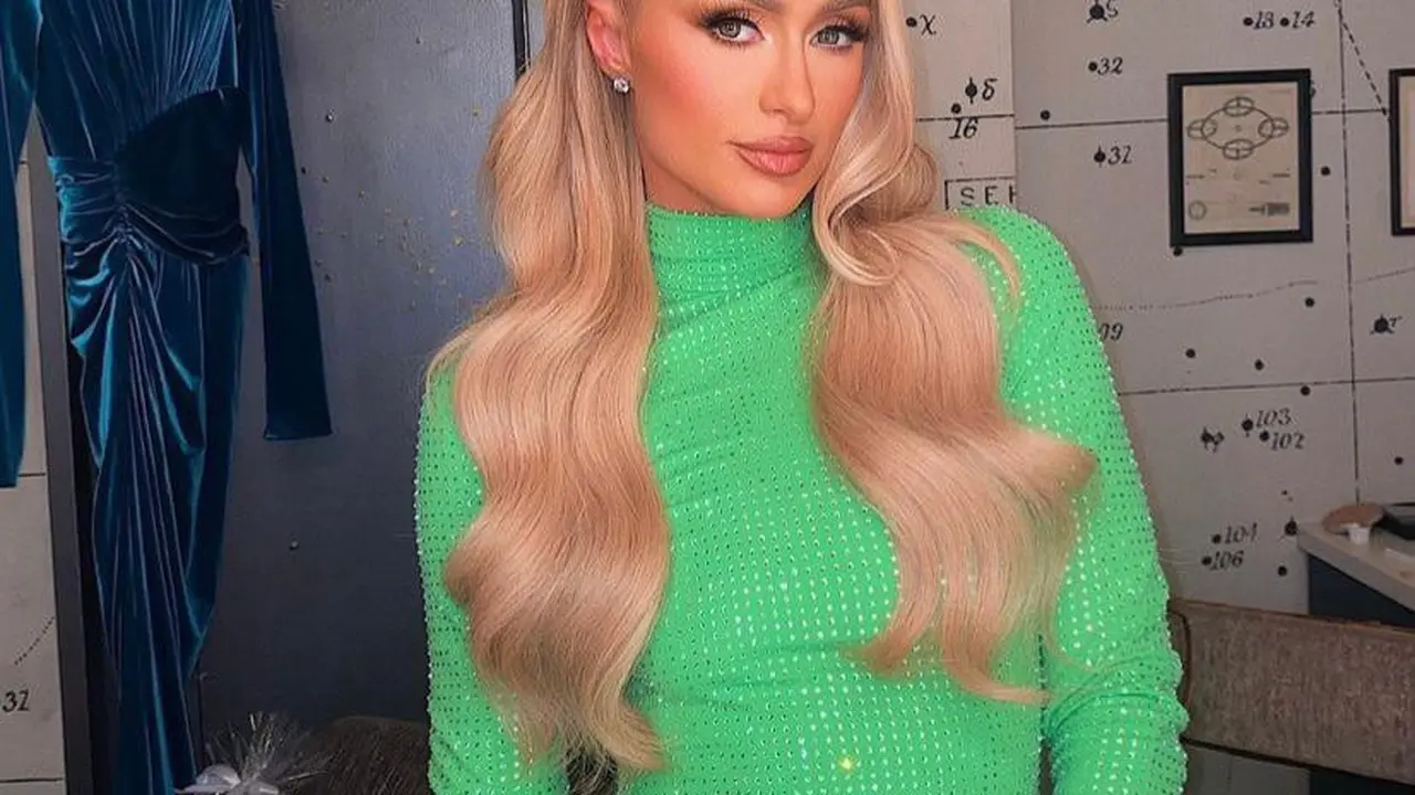 Gaya Paris Hilton di The Tonight Show Jadi Sorotan, Pakai Sepatu Beda Warna