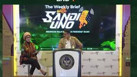 Adyatama Kepariwisataan dan Ekonomi Kreatif Ahli Utama Kemenparekraf Nia Niscaya dan Menparekraf Sandiaga Uno dalam The Weekly Brief with Sandi Uno, Senin, 8 Juli 2024. (Liputan6.com/Henry)