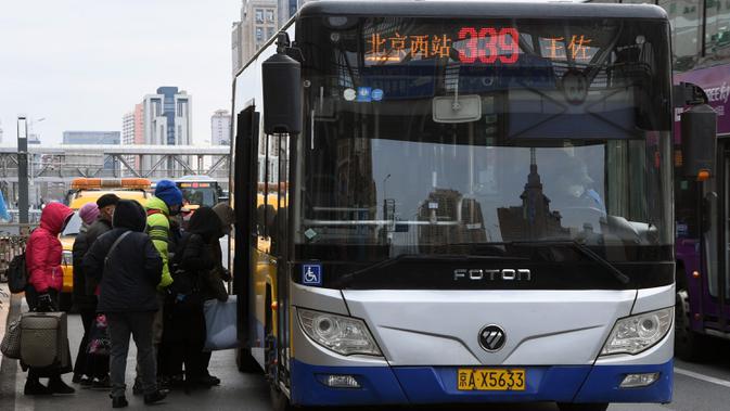 Warga mengantre untuk naik bus di sebuah terminal bus di Beijing, ibu kota China, pada 3 Februari 2020. Beijing Public Transport Corporation telah mengambil sejumlah langkah seperti melakukan pembersihan dan disinfeksi pada bus untuk mencegah penyebaran coronavirus baru. (Xinhua/Ren Chao)