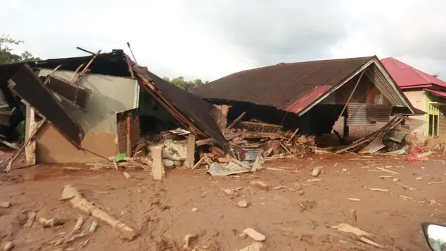 Banjir bandang yang melanda Kecamatan Palembayan, Kabupaten Agam, Sumatera Barat (Sumbar).
