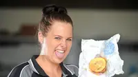 Wanita menemukan roti dalam pesanan Mcdonald berjamur. (News.com.au)