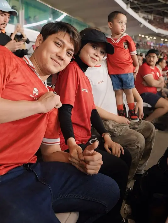 Selanjutnya, ada keluarga Rizky Billar dan Lesti Kejora yang ikut nonton bersama buah hati mereka. Nampak ketiganya kompak kenakan jersey timnas merah-putih. [@lestikejora].