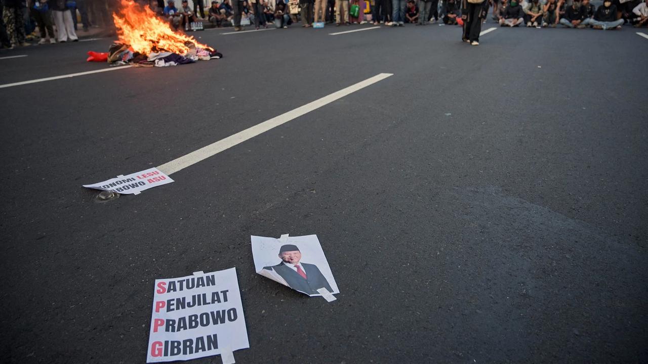 FOTO: Demo  Mahasiswa dan Warga Surabaya Berakhir Ricuh