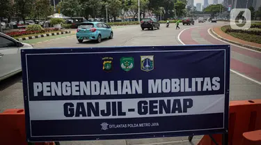 Titik penyekatan ganjil-genap di kawasan Bundaran Senayan, Jakarta, Kamis, (26/8/2021). Mulai 26 sampai 30 Agustus, ganjil genap hanya berlaku di 3 ruas jalan Jakarta yakni, Jalan Sudirman, Jalan MH Thamrin, dan Jalan HR Rasuna Said. (Liputan6.com/Faizal Fanani)