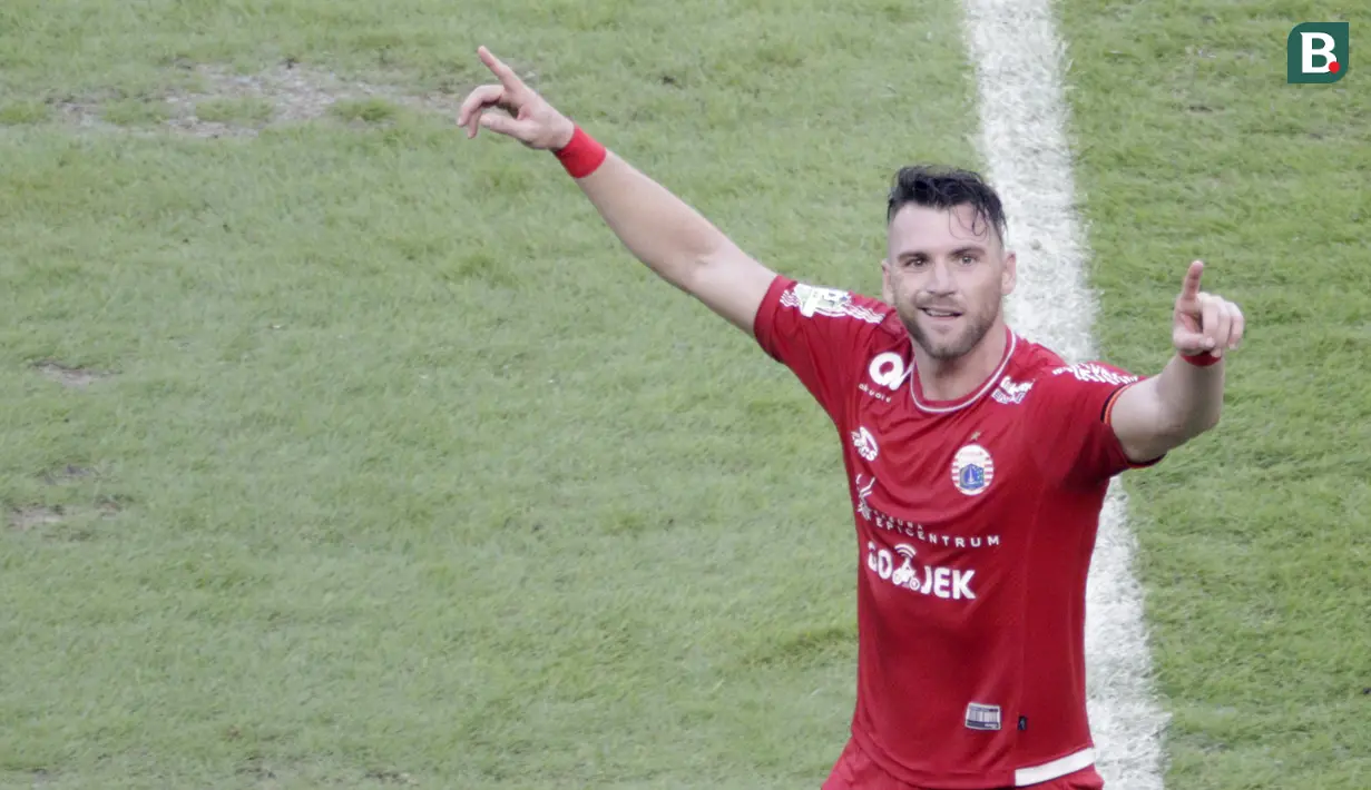 Striker Persija Jakarta, Marko Simic, melakukan selebrasi usai membobol gawang Mitra Kukar pada laga Liga 1 di SUGBK, Jakarta, Minggu (09/12). Persija Jakarta menang 2-1 atas Mitra Kukar. (Bola.com/M Iqbal Ichsan)