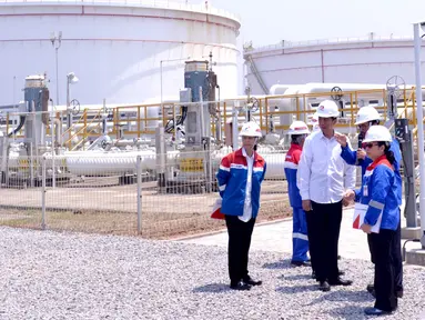 Presiden Joko Widodo melakukan kunjungan kerja ke PT Trans Pacific Petrochemical Indotama (TPPI) di Tuban, Jawa Timur, Rabu (11/11/2015). Di PT TPPI ini Jokowi melihat proses pembuatan bahan bakar jenis premium dalam negeri. (Foto : Cahyo_Setpres)