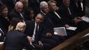 Presiden AS Donald Trump menyapa mantan presiden Barack Obama dan Michele Obama saat menghadiri prosesi pemakaman kenegaraan Presiden AS ke-41, George HW Bush di Katedral Nasional Washington, Rabu (5/12). (Brendan SMIALOWSKI/AFP)