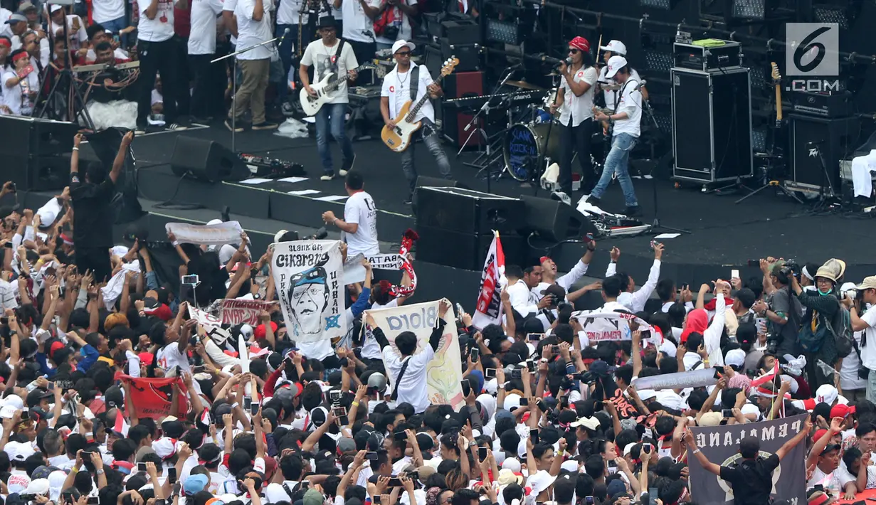 Grup musik Slank saat membawakan lagu pada kampanye akbar capres dan cawapres Joko Widodo (Jokowi)-Ma'ruf Amin di Stadion Utama GBK, Senayan, Jakarta, Sabtu (13/15). Pagelaran Konser Putih Bersatu dihadiri 500 artis, musisi, dan budayawan. (Liputan6.com/Angga Yuniar)