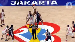 Laga penyisihan Grup H FIBA World Cup 2023 antara Lebanon dan Perancis di Indonesia Arena, Gelora Bung Karno, Jakarta pada Selasa (29/8/2023) berlangsung ketat. (Liputan6.com/Helmi Fithriansyah)