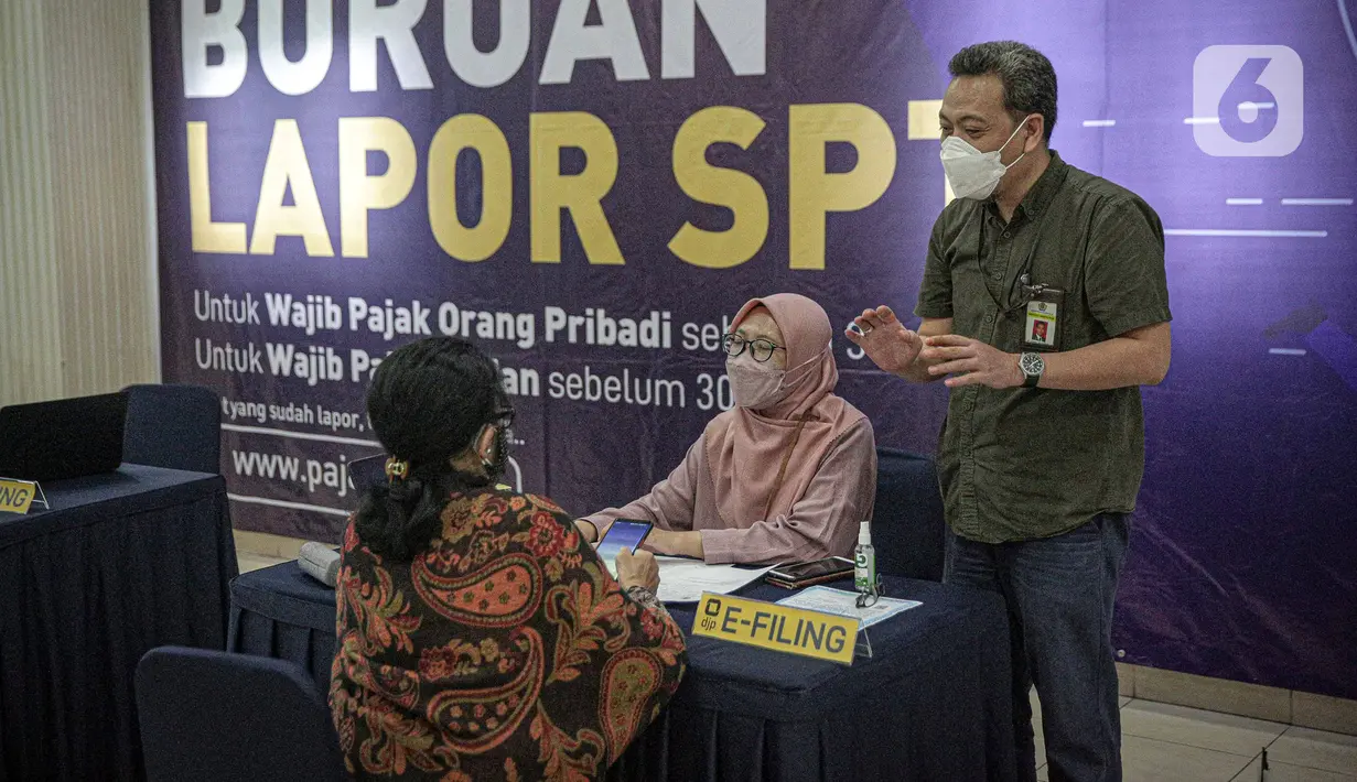 Petugas melayani wajib pajak yang melaporkan SPT tahunan di KPP Pratama Jakarta Tanah Abang Tiga, Jakarta, Kamis (31/3/2022). Wajib pajak terpantau ramai datang berkunjung KPP Pratama Jakarta Tanah Abang Tiga. (Liputan6.com/Faizal Fanani)