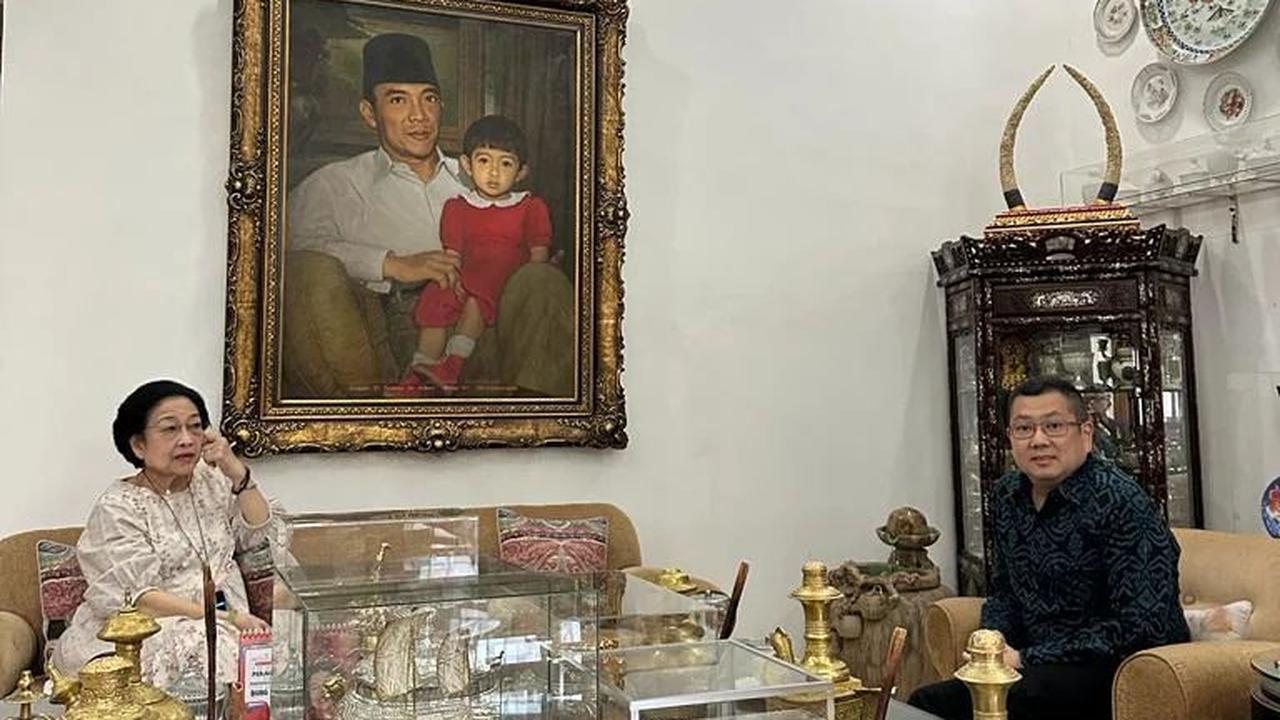Pendiri sekaligus pemilik perusahaan MNC Group, Hary Tanoesoedibjo terlihat datang bertamu ke rumah Megawati Soekarnoputri. <br>