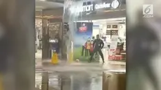 Akibat pipa bocor, plafon yang jebol membuat air menggenangi sejumlah gerai di Mal Central Park.