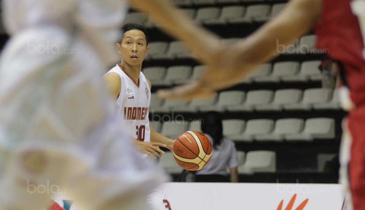 Pemain Timnas Basket Indonesia, Xaverius Prawiro saat menggiring bola melewati pemain Timor Leste pada laga perdana test event Basketball Asian Games 2018 di Hall A Senayan, Jakarta, Rabu (7/2/2018).  Indonesia menang 135-30. (Bola.com/Nicklas Hanoatubun)