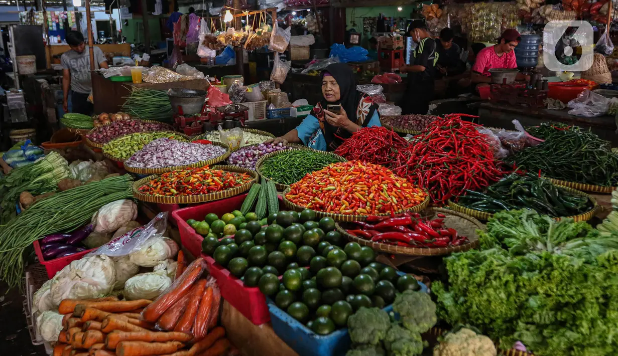 Pedagang sayuran menunggu pembeli di pasar Kebayoran Lama, Jakarta, Minggu (9/6/2024). (Liputan6.com/Angga Yuniar)