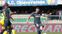 Penyerang Inter Milan, Mauro Icardi (kanan) mulai ragu dengan masa depannya. (Filippo Venezia/ANSA via AP)