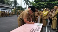 Bupati Kabupaten Kuningan Acep Purnama tandatangani kerja sama Program Desa Sahabat Kusta untuk Tepis Stigma dan Capai Zero Leprosy. Foto: NRL Indonesia.