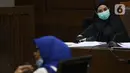 Terdakwa dugaan suap dan tindak pidana pencucian uang terkait pengurusan fatwa Mahkamah Agung, Pinangki Sirna Malasari menyimak kesaksian mantan kuasa hukum Djoko S Tjandra Anita Kolopaking saat sidang lanjutan di Pengadilan Tipikor Jakarta, Rabu (25/11/2020). (Liputan6.com/Helmi Fithriansyah)