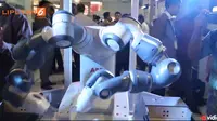 ABB secara resmi memperkenalkan YuMI, robot industri kolaboratif di pameran Electric, Power, and Renewable Energy Indonesia 2015