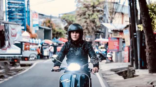 Tampil Keren, Ini 7 Gaya Vino G Bastian Riding dengan Vespa Klasik