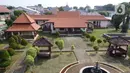 Foto udara memperlihatkan bagian belakang Taman Benyamin Suaeb, Jakarta, Selasa (23/6/2020). Taman Benyamin Suaeb menyimpan sejumlah koleksi asli milik seniman betawi, Benyamin Suaeb dan beberapa replika rumah bergaya betawi. (Liputan6.com/Helmi Fithriansyah)