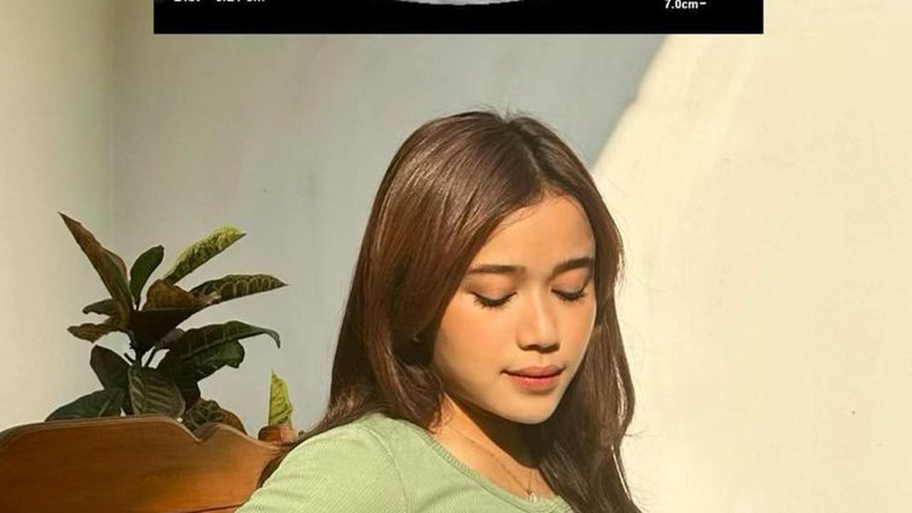 Akhirnya, dia buka suara dengan membagikan foto USG dan berpose seperti ibu hamil sambil memegang perutnya.